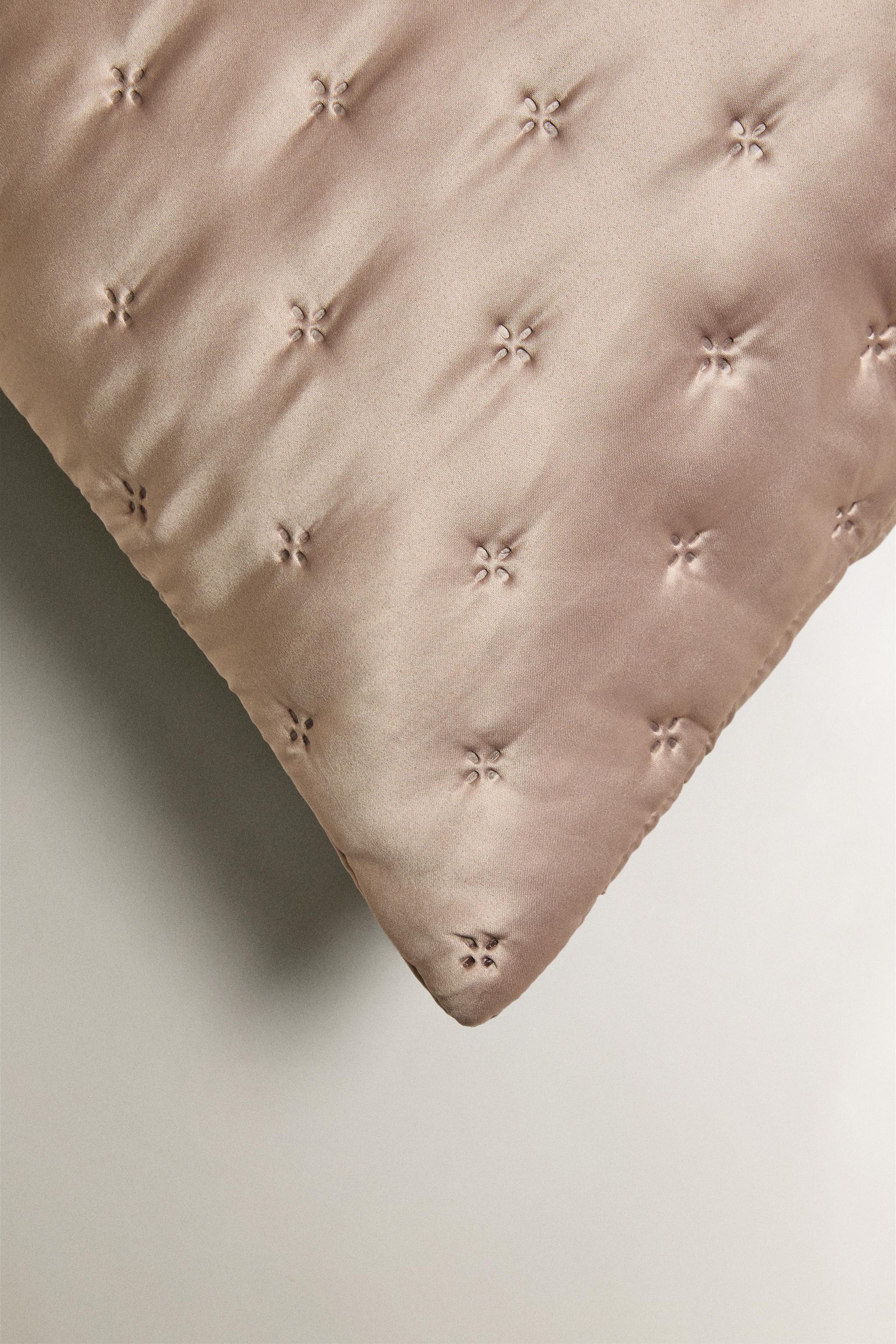 PLAIN SATEEN PILLOW SHAM FOR QUILT WITH KNOTS